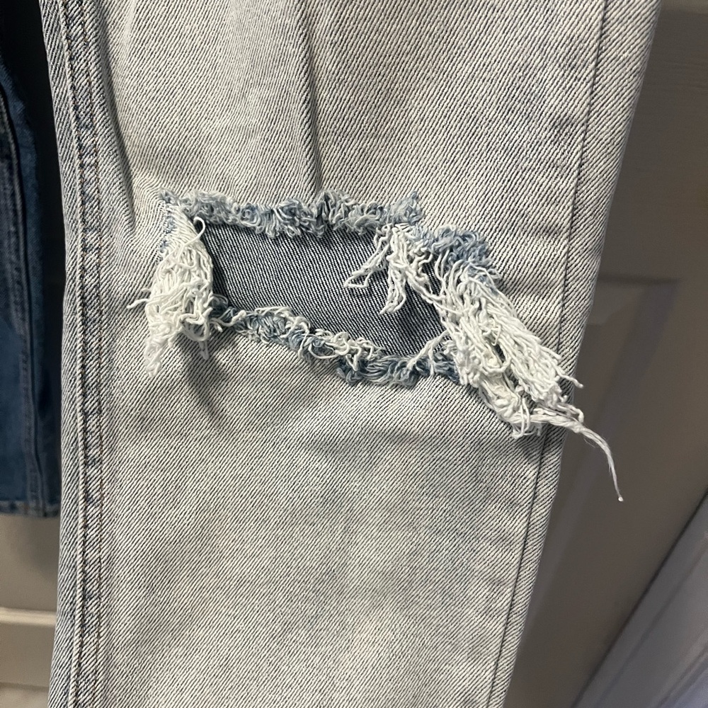 Fashion Nova Women’s Two Toned Distressed Blue Denim Jeans Sz 3 - Picture 4 of 6